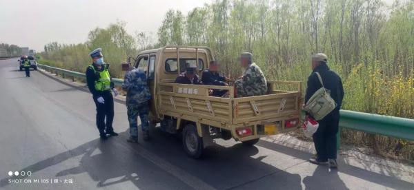 车厢后竟挤满了人！三轮摩托车违规载人还上高速？