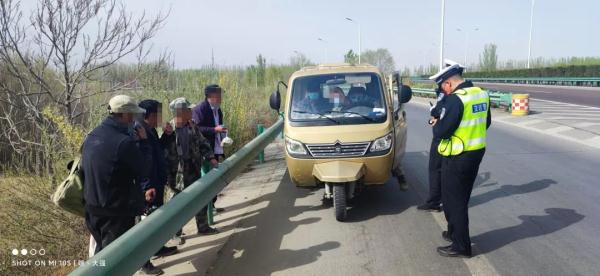 车厢后竟挤满了人！三轮摩托车违规载人还上高速？