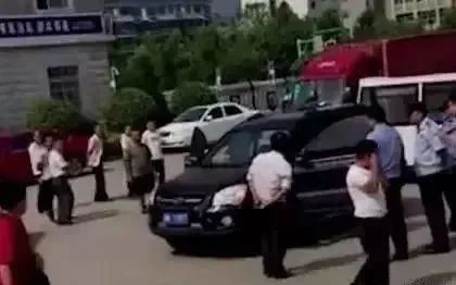斗门男子开车到大路口紧闭车门，车上2人呼呼大睡！危在旦夕……