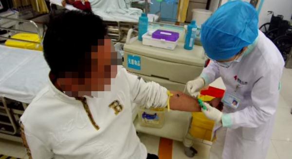 斗门男子开车到大路口紧闭车门，车上2人呼呼大睡！危在旦夕……