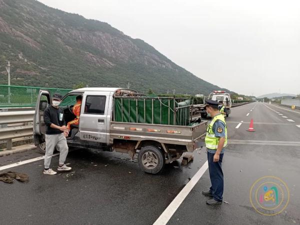 福建高速一小货车突然侧翻！车内运载数千条……