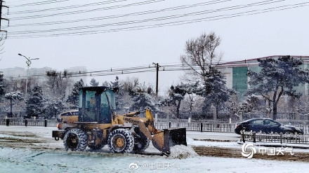 吉林长春降大雪 道路难行市民清雪忙