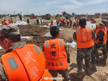 湖南华容县钱团间堤堤坝突发管涌 子弟兵紧急驰援