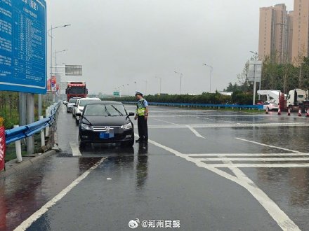 郑州多条道路积水严重