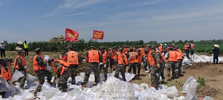 湖南华容县钱团间堤堤坝突发管涌 子弟兵紧急驰援