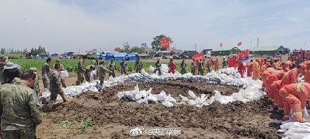 华容县钱团间堤堤坝发生多处管涌险情