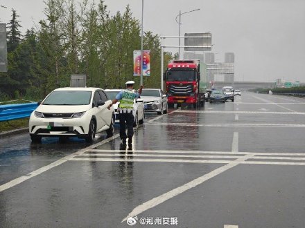 郑州多条道路积水严重