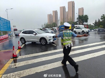 郑州多条道路积水严重