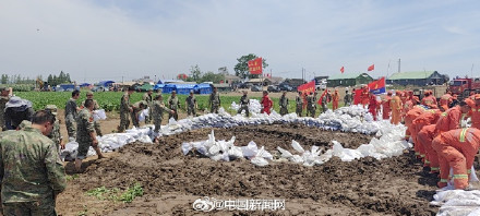 湖南华容县钱团间堤堤坝突发管涌 子弟兵紧急驰援