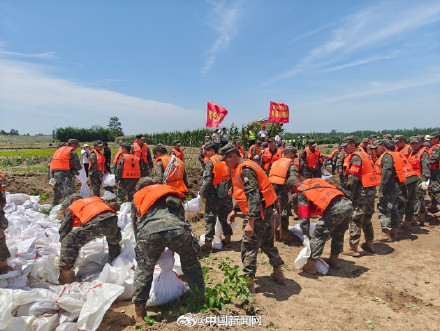 湖南华容县钱团间堤堤坝突发管涌 子弟兵紧急驰援