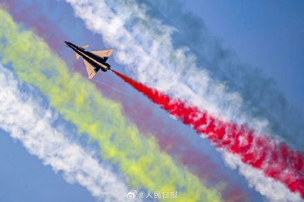 多彩又酷炫！中国战机在埃及飞行表演绝了