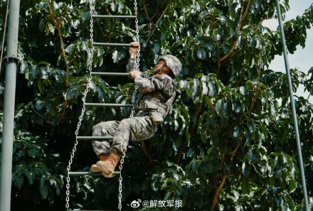 看现场！武警官兵多课目训练正在进行中