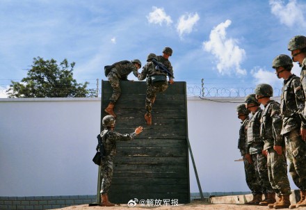 看现场！武警官兵多课目训练正在进行中