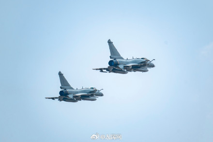 冲破云霄！空军双战机升空太帅了