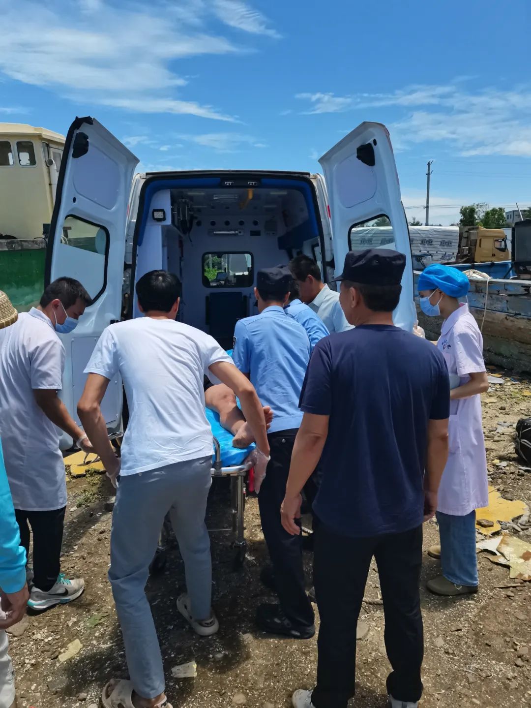 近26个小时绝境漂流，民警抢回两条命！
