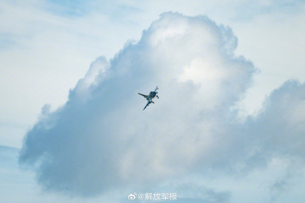 昼夜出击！空军战机翱翔云端