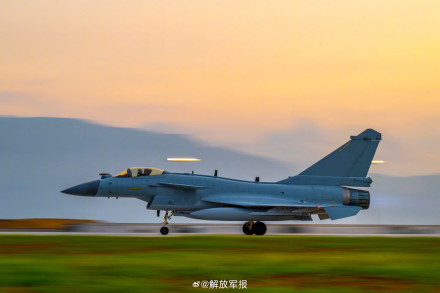 昼夜出击！空军战机翱翔云端