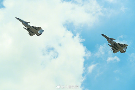 精准！战机空中完成穿针引线
