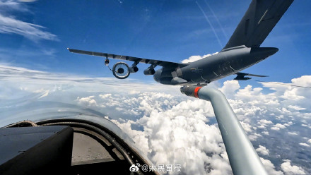 精准！战机空中完成穿针引线