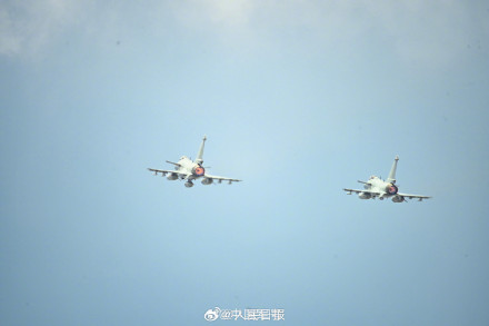 精准！战机空中完成穿针引线