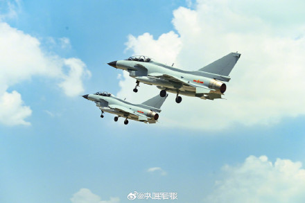 精准！战机空中完成穿针引线