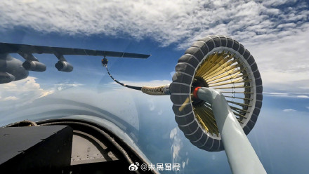 精准！战机空中完成穿针引线