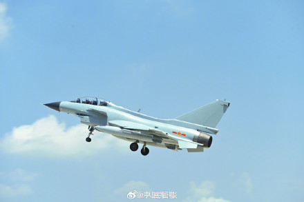 精准！战机空中完成穿针引线