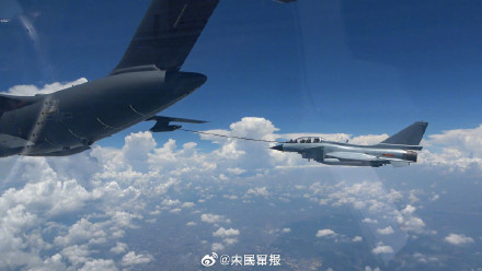 精准！战机空中完成穿针引线