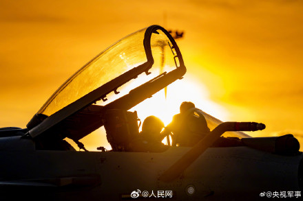 帅！战机身披霞光蓄势待发