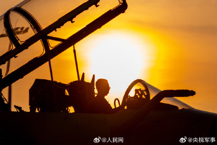 帅！战机身披霞光蓄势待发