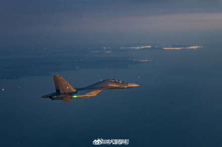 战机和晚霞同框适配度拉满