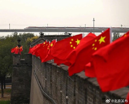这一幕很震撼！当复兴号和卢沟桥同框