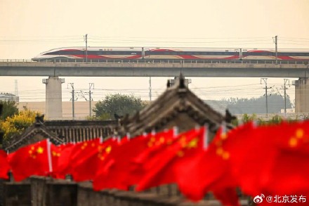 这一幕很震撼！当复兴号和卢沟桥同框