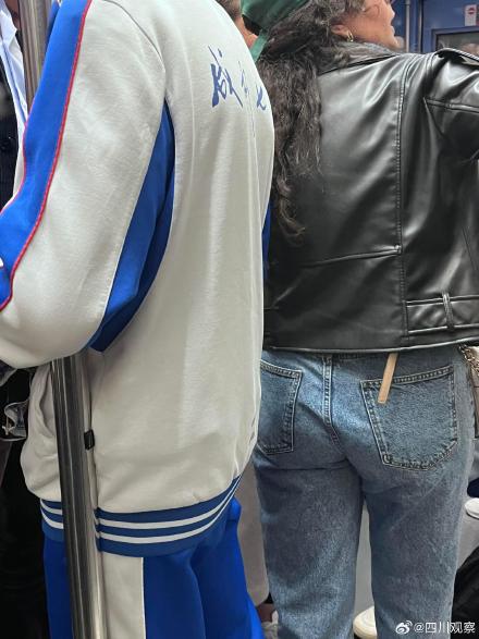 成都七中校服潮到巴黎时装周 成都七中校服潮到巴黎时装周