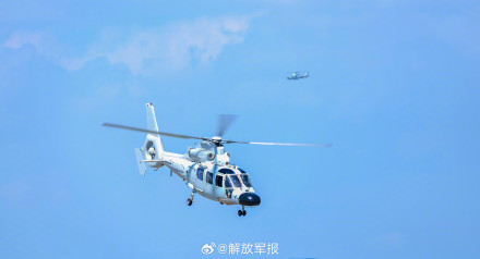 升空！海军直升机接续起飞