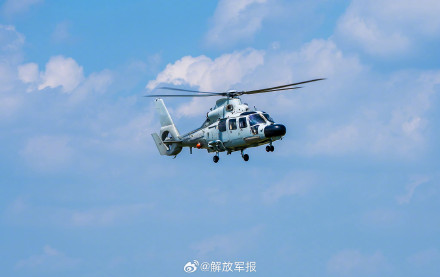 升空！海军直升机接续起飞