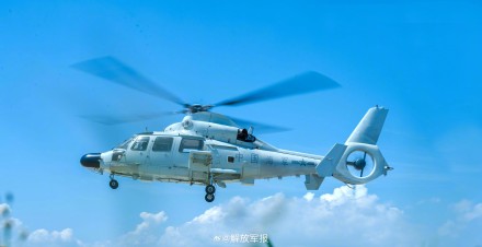 升空！海军直升机接续起飞