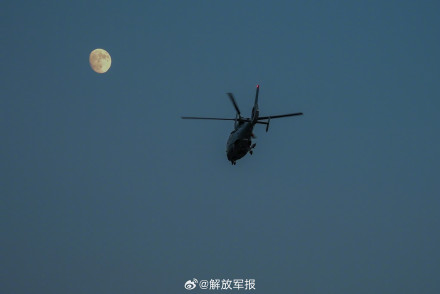 升空！海军直升机接续起飞