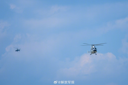 升空！海军直升机接续起飞