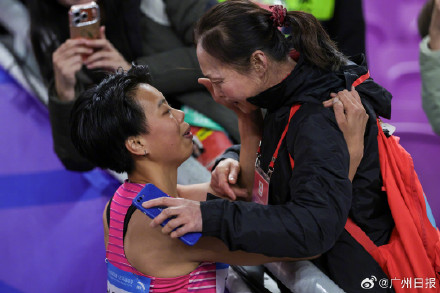 刘景扬夺金和妈妈相拥大哭 刘景扬夺金和妈妈相拥大哭