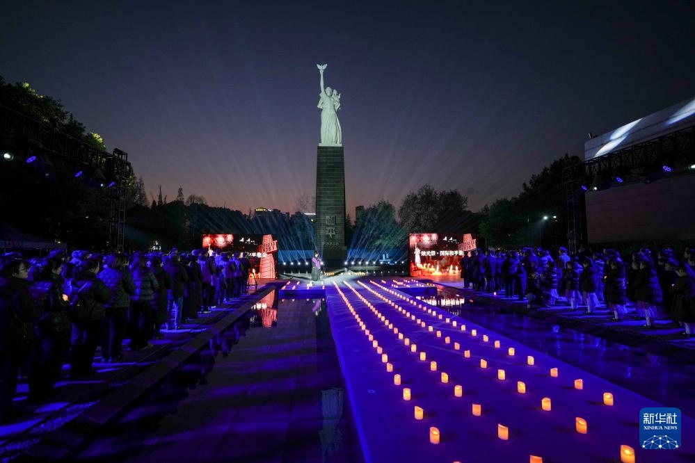 南京举行“烛光祭” 寄托哀思 祈愿和平 南京举行“烛光祭” 寄托哀思 祈愿和平