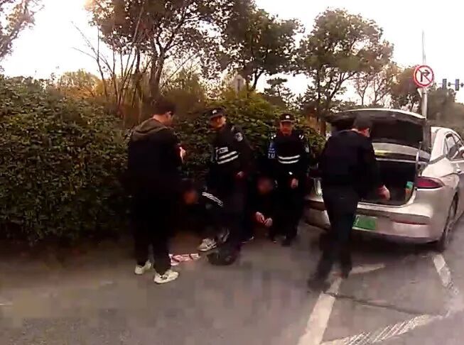 装孙子骗老人,还上门取钱,海宁警方:抓! 装孙子骗老人,还上门取钱,海宁警方:抓!