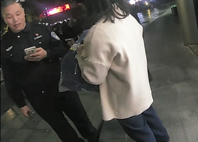 机智!快递在家门口被偷,她用一招让嫌疑人主动送上门 机智!快递在家门口被偷,她用一招让嫌疑人主动送上门