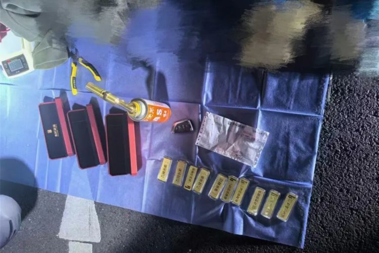 高速服务区内紧急拦截,查获黄金1000克! 高速服务区内紧急拦截,查获黄金1000克!