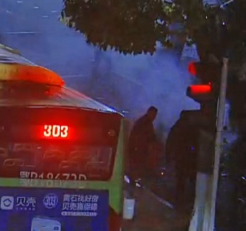 车辆街头自燃,他们不顾危险冲了上去...... 车辆街头自燃,他们不顾危险冲了上去......