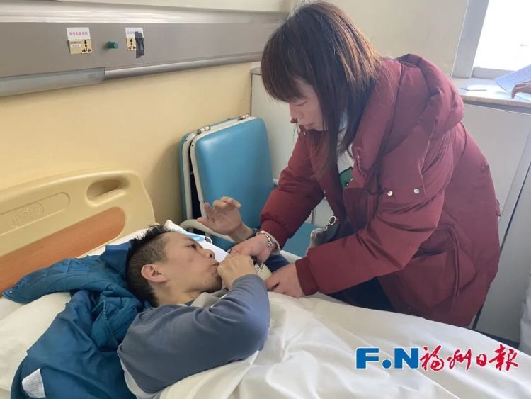 “煎饼叔叔”回福州就医了!妻子哽咽鞠躬:万分感谢大家帮助 “煎饼叔叔”回福州就医了!妻子哽咽鞠躬:万分感谢大家帮助