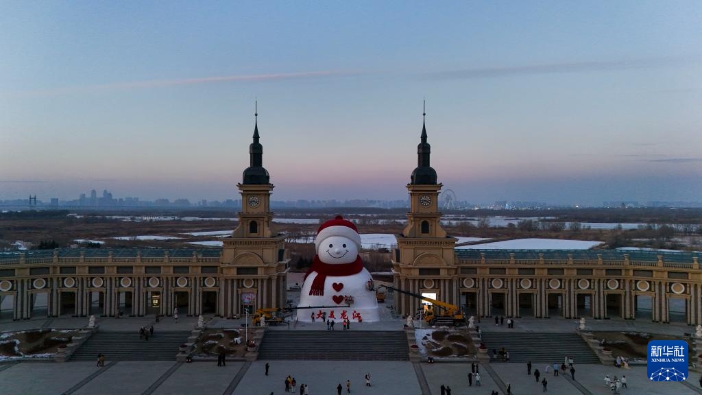 “冰城”大雪人亮相 “冰城”大雪人亮相