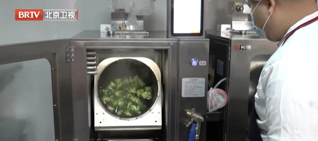 北京这家食堂的菜，竟然是“他们”炒的！