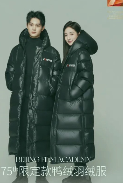 899元一件，人大羽绒服卖断货！高校羽绒服为何成年轻人新宠？