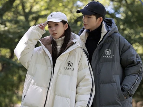 899元一件，人大羽绒服卖断货！高校羽绒服为何成年轻人新宠？